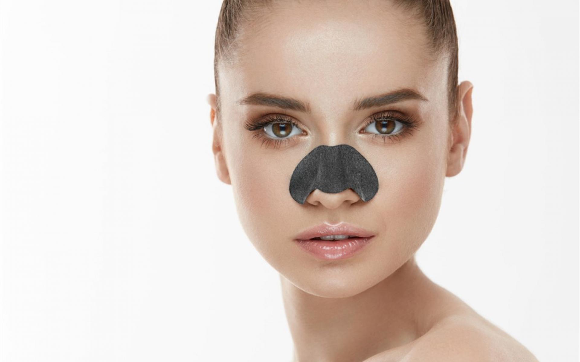 4- إزالة الرؤوس السوداء: تحتوي الفراولة على حمض الصفصاف الذي يساعد على التخلص من الخلايا الجلدية الميتة، والبثور، والرؤوس السوداء، والبيضاء للبشرة.