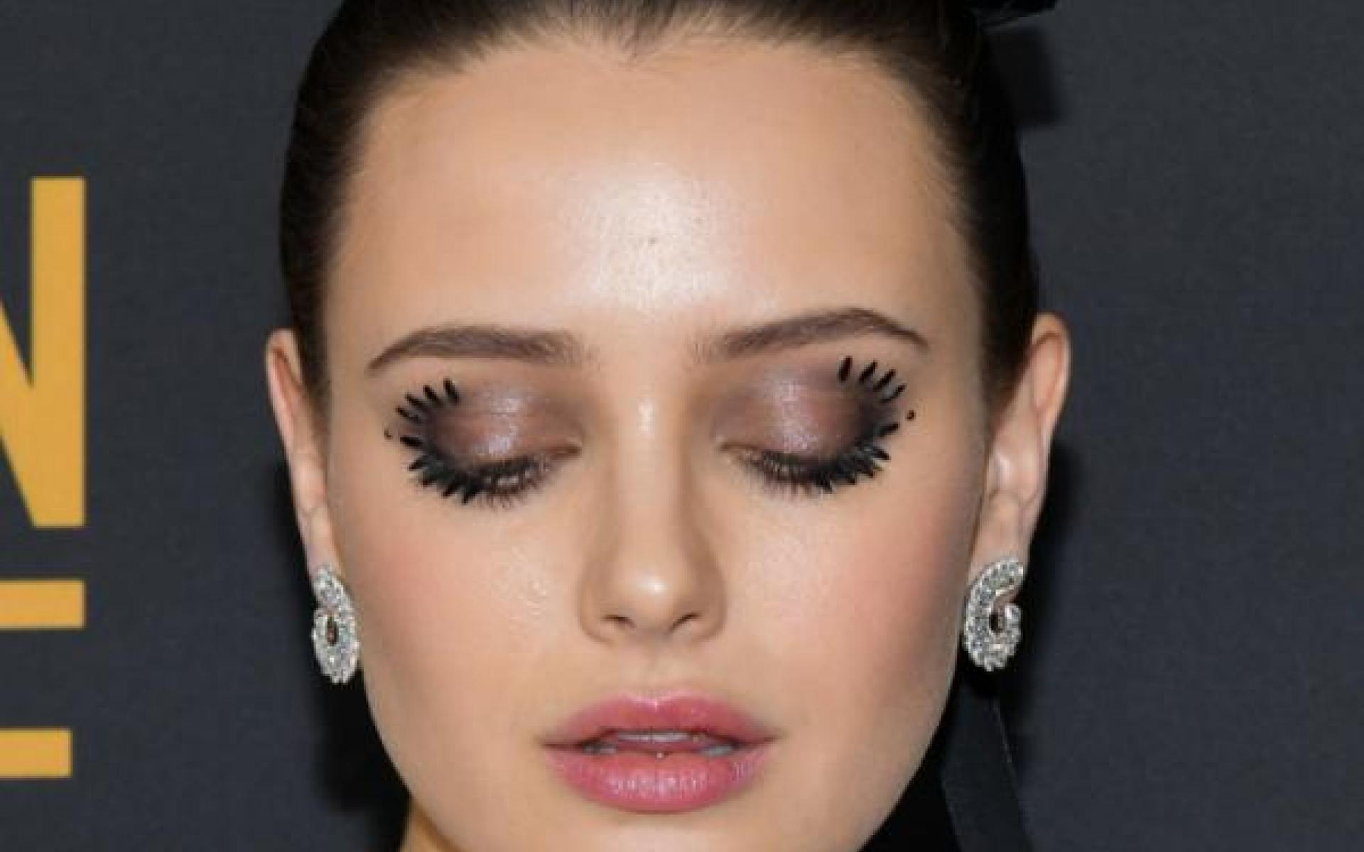 المكياج الأسود: ظهرت اتجاهات من المكياج الخيالي والذي يناسبكِ كوصيفة العروس والذي يميز هذه الصيحة من المكياج هو رسوم رموش اعلى جفون العين وتطبيق ظلال جفون تجمع بين اللونين الرمادي والبني الفاتح مع حمرة شفاه وردية الإطلالة التي ظهرت بها الممثلة الاسترالية كاثرين لانجفورد.