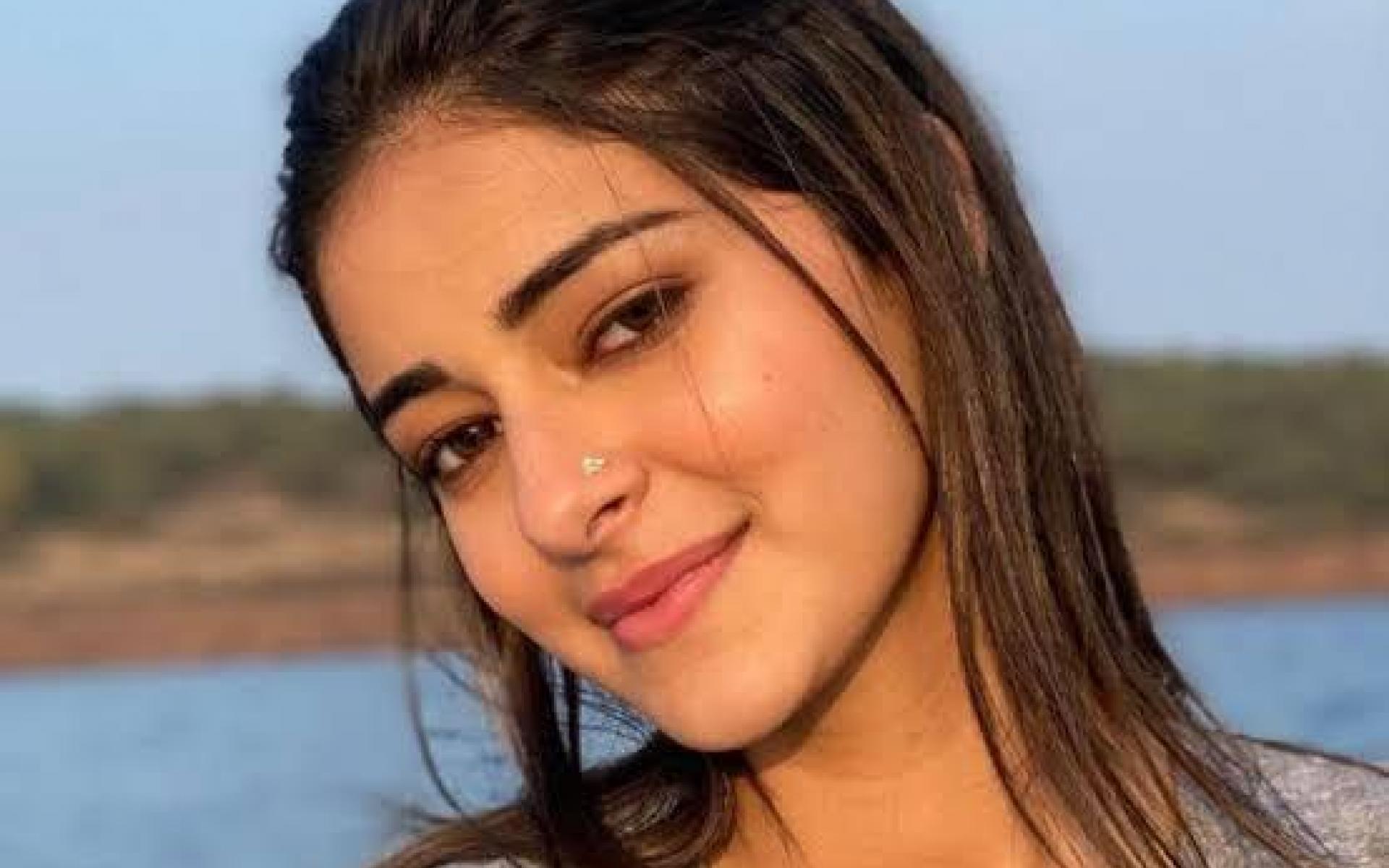 أنانيا بانداي: في احدث افلامها Khaali Peeli، ظهرت النجمة الشهيرة أنانيا بانداي بحلق بسيط على الأنف وبدت جميلة في موضة البرسينج.