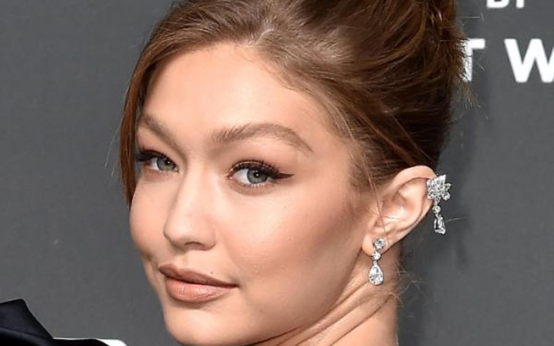 المكياج الساحر:هو الإتجاه الذي طبقته عارضة الأزياء الأمريكية من أصول فلسطينية جيجي حديد حيث طبقت تحديد العيون على شكل القطة وحمرة شفاه وخدود طبيعية مع حواجب مرفوعة لأعلى.