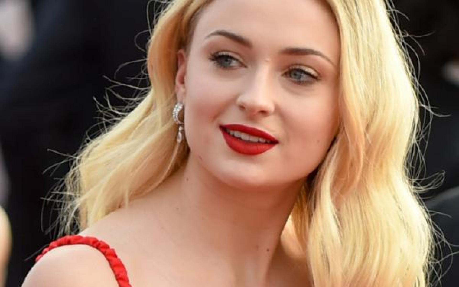 مكياج Statement lip:وهو إطلالة المكياج التي تعتمد على حمرة شفاه باللون الأحمر المات الجريء مع حمرة شفاه وظلال جفون بنفس لون البشرة.