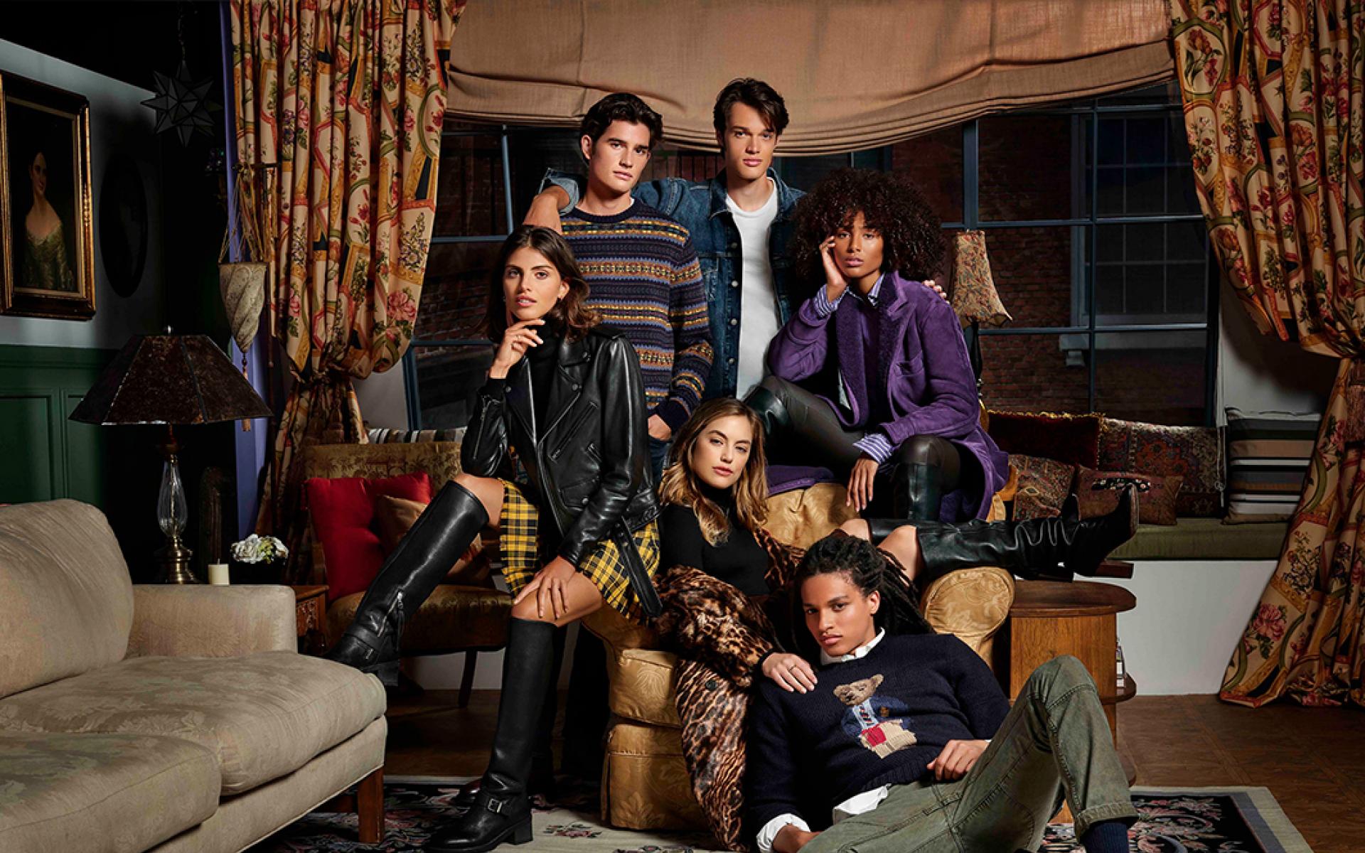 تعاون مع شركة Warner Bros لإنشاء مجموعة Wear to Work والتي بُنيت على أساس شخصية "راتشيل غرين" في مسلسل "فريندز" تعاون مع شركة Warner Bros لإنشاء مجموعة Wear to Work والتي بُنيت على أساس شخصية "راتشيل غرين" في مسلسل "فريندز"