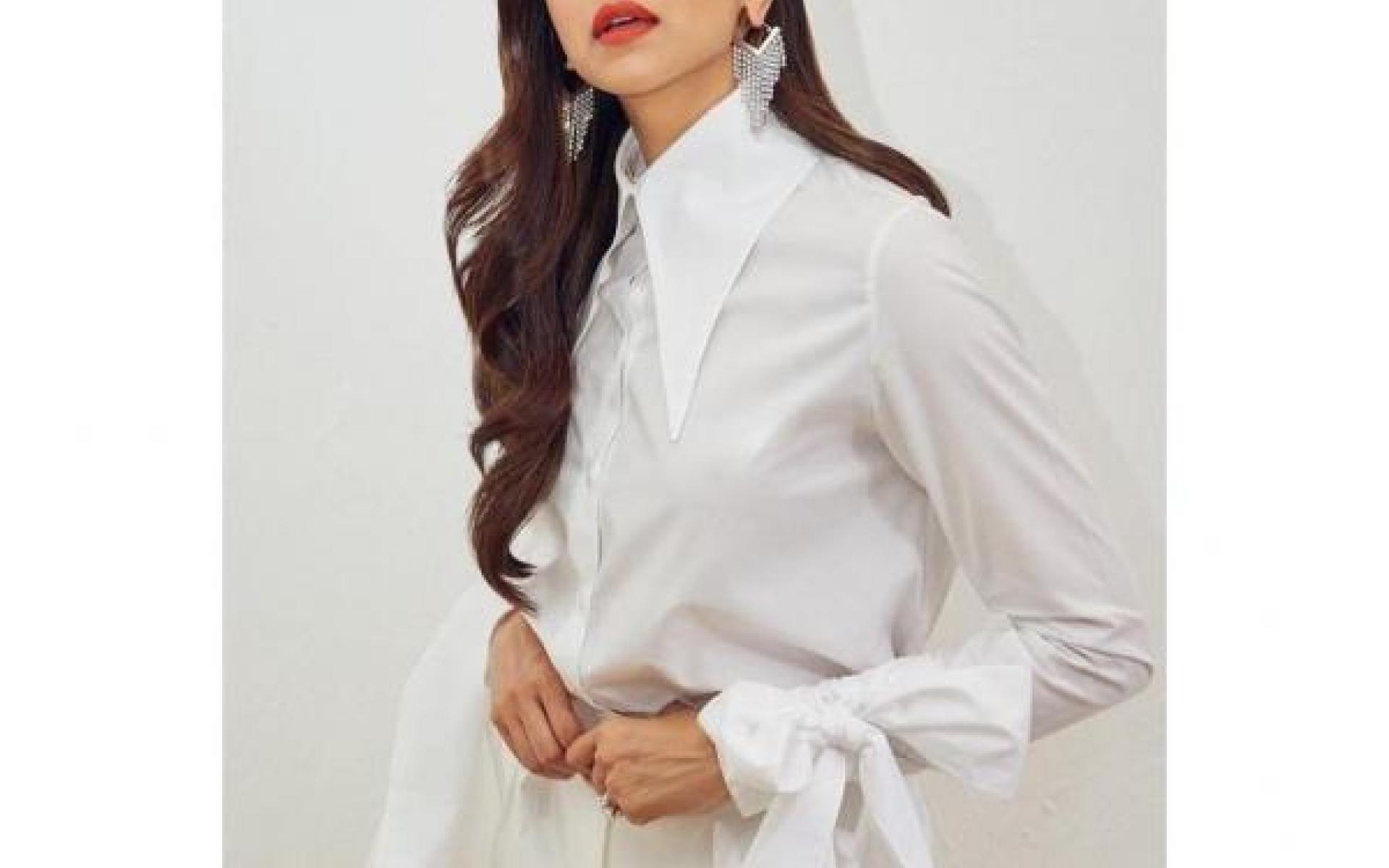 إذا كنت تتطلع إلى الظهور بزى خفيف، فإن قميص ديبيكا الأبيض مع الأكمام المعقوفة هو الخيار الأمثل!