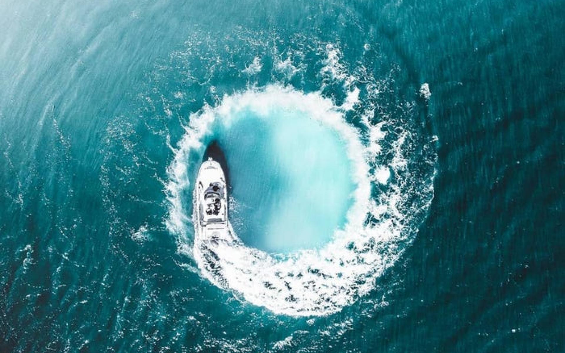 صورة لقارب في المحيط