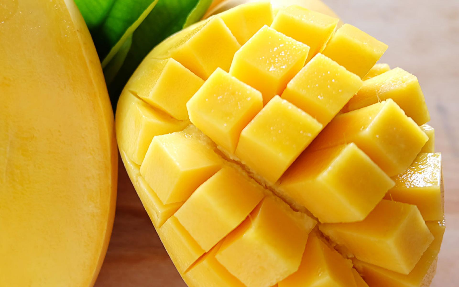 5- المانجو: المانجو تعتبر الفواكه الغنيّة بفيتامين ج، وأ، حيث إنّ تناول كوب واحدٍ منه يُعادل 100% من البدائل المُوصى بها للشّخص من فيتامين ج، وفيتامين أ، وقد يُؤدي نَقص فيتامين أ عندَ المرأة الحامل تَقليل المناعة لدى الأطفال، وزيادة خطر الإصابة بمُضاعفات ما بعد الولادة؛ مثل: التهابات الجهاز التّنفسي.