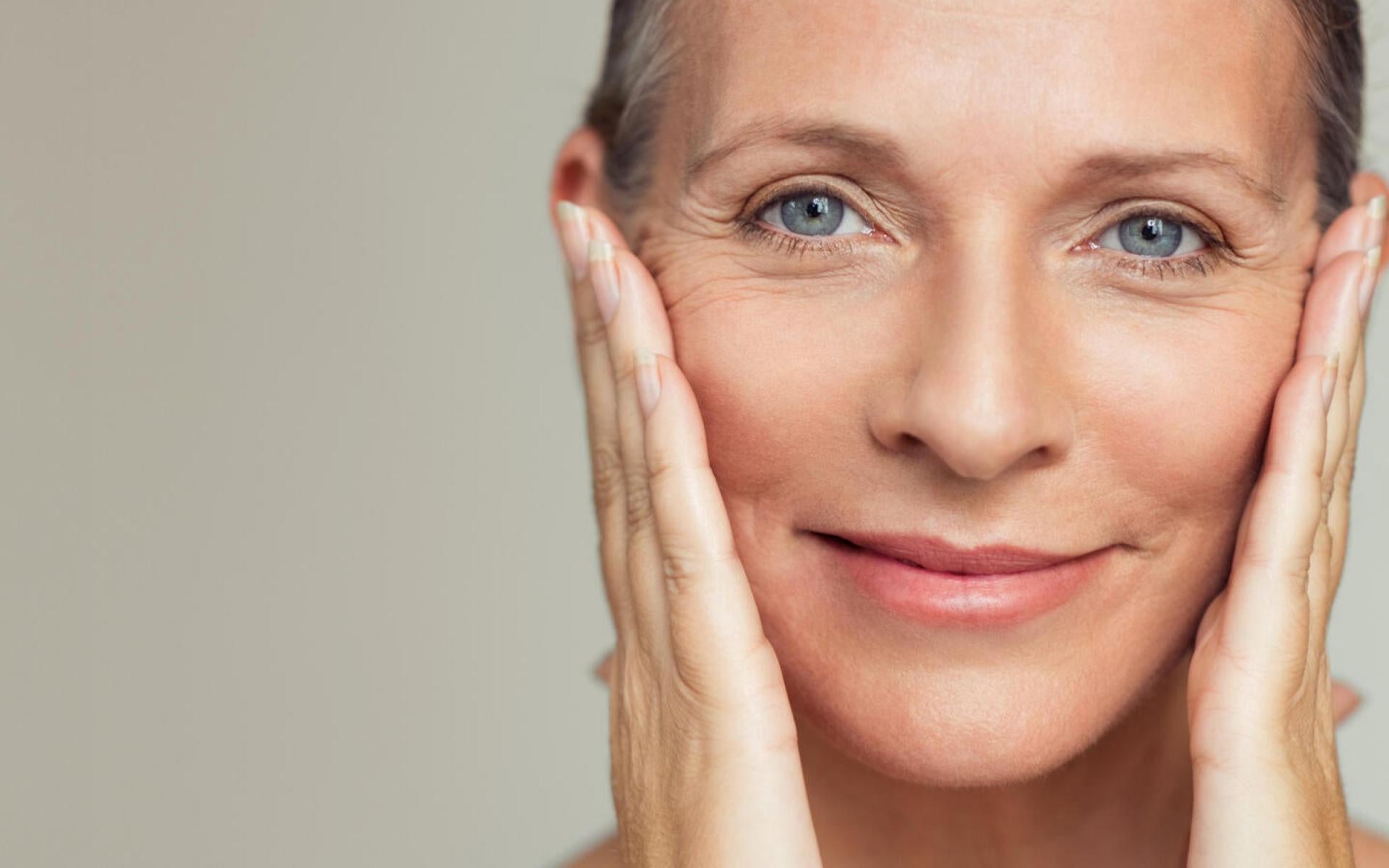 1- منع ظهور علامات الشيخوخة: تحتوي الفراولة على حمض الإلاجيك ومضادات الأكسدة التي تمنع أضرار البشرة الناتجة عند التعرض لأشعة الشمس، وتمنع ظهور التجاعيد والخطوط الدقيقة، وتخفض نسبة الكولاجين في البشرة الذي ينتج عنه علامات التقدم في السن.