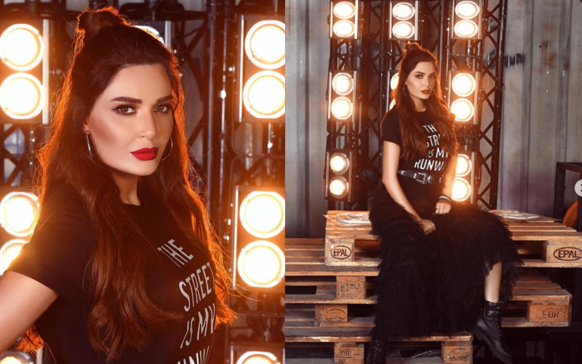 إطلالة شبابية بتنورة سوداء مع توب بنفس اللون وحزام بارز