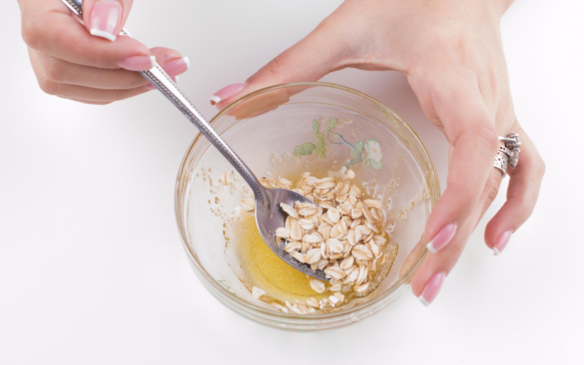 3- الشوفان: اخلطي كمية من دقيق الشوفان مع مثلها من العسل وصفار بيضة، طبّقي الخليط على يديكِ لمدّة عشرين دقيقة، ثمّ اغسليهما بالماء البارد. ينعش هذا الماسك البشرة ويزيدها نعومة.