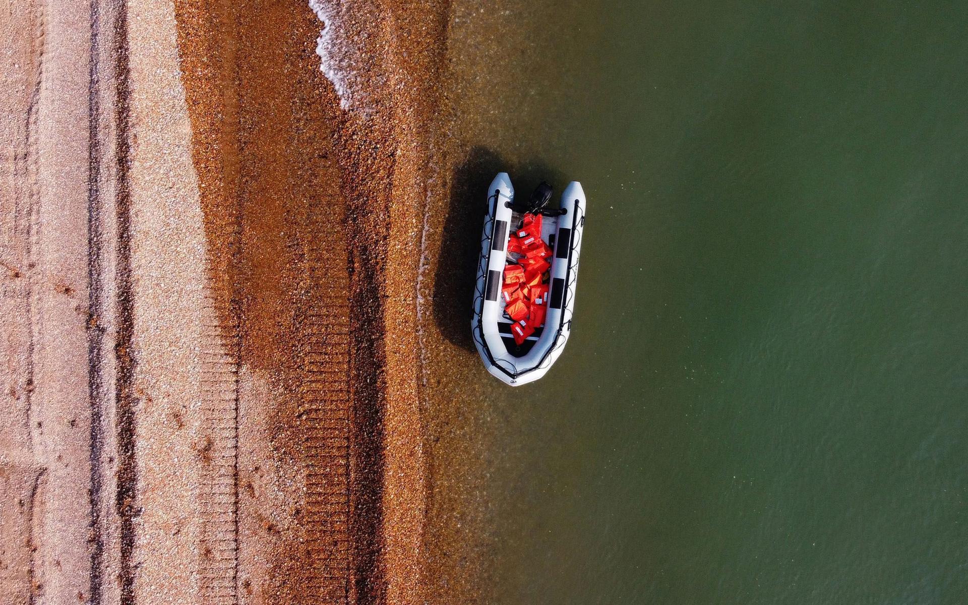 صورة جوية تُظهِرُ زورقًا قابلًا للنفخ مهجورًا مؤخرًا ، يستخدمه المهاجرون للعبور من فرنسا إلى إنجلترا. 14 سبتمبر 2020