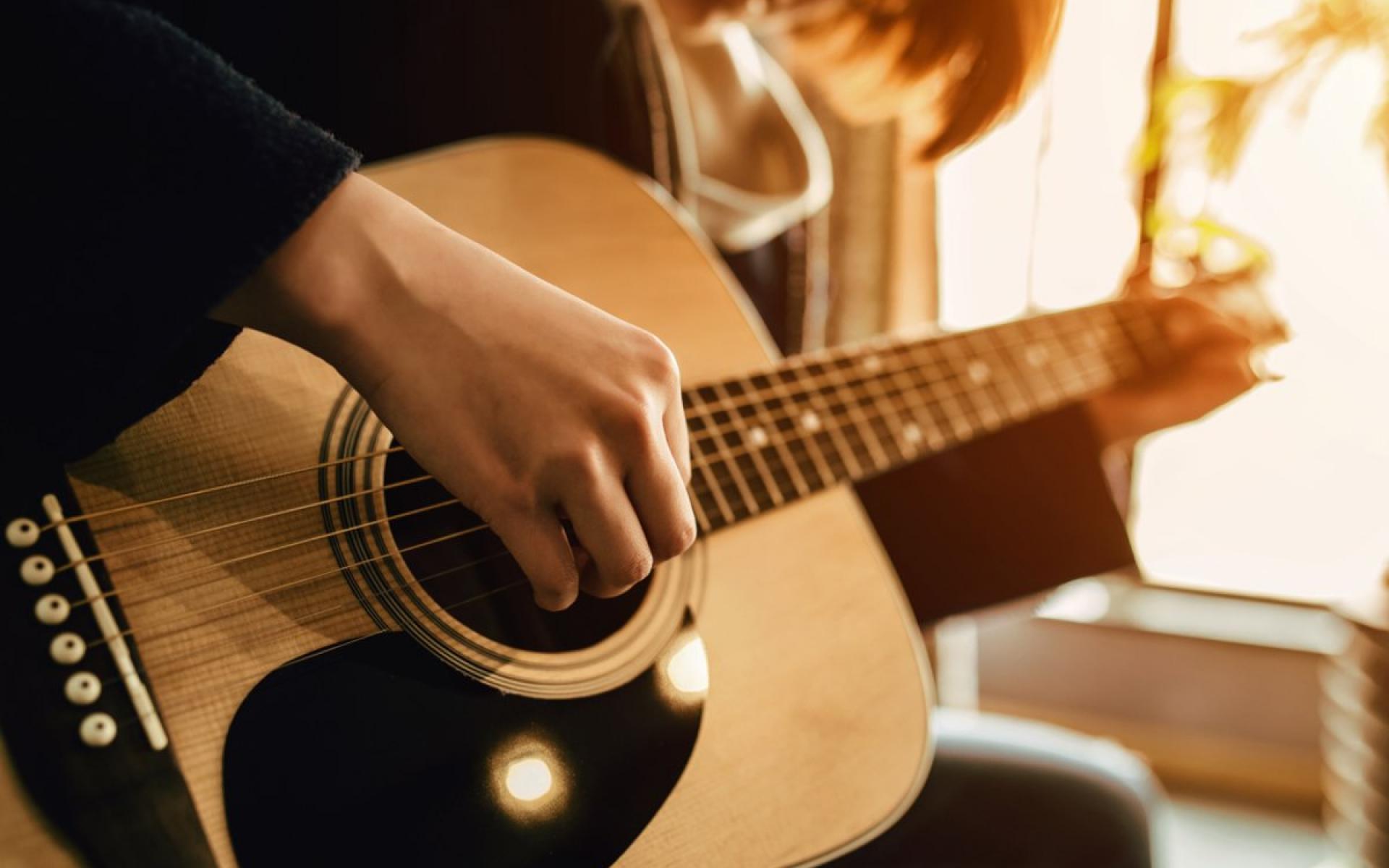 تعلم العزف على آلة موسيقية لم يكن هناك وقت أفضل أبدًا من ذلك لتعلم العزف على آلتك المفضلة. يمكن أن تكون الموسيقى وسيلة للتخفيف من التوتر والقلق ويمكن أن تكون مصدرًا للاسترخاء الذي تحتاجه خلال هذه الفترة الصعبة. كما يمكن أخذ الدروس عبر الإنترنت أو هناك الكثير من دروس Youtube لمساعدتك على البدء.