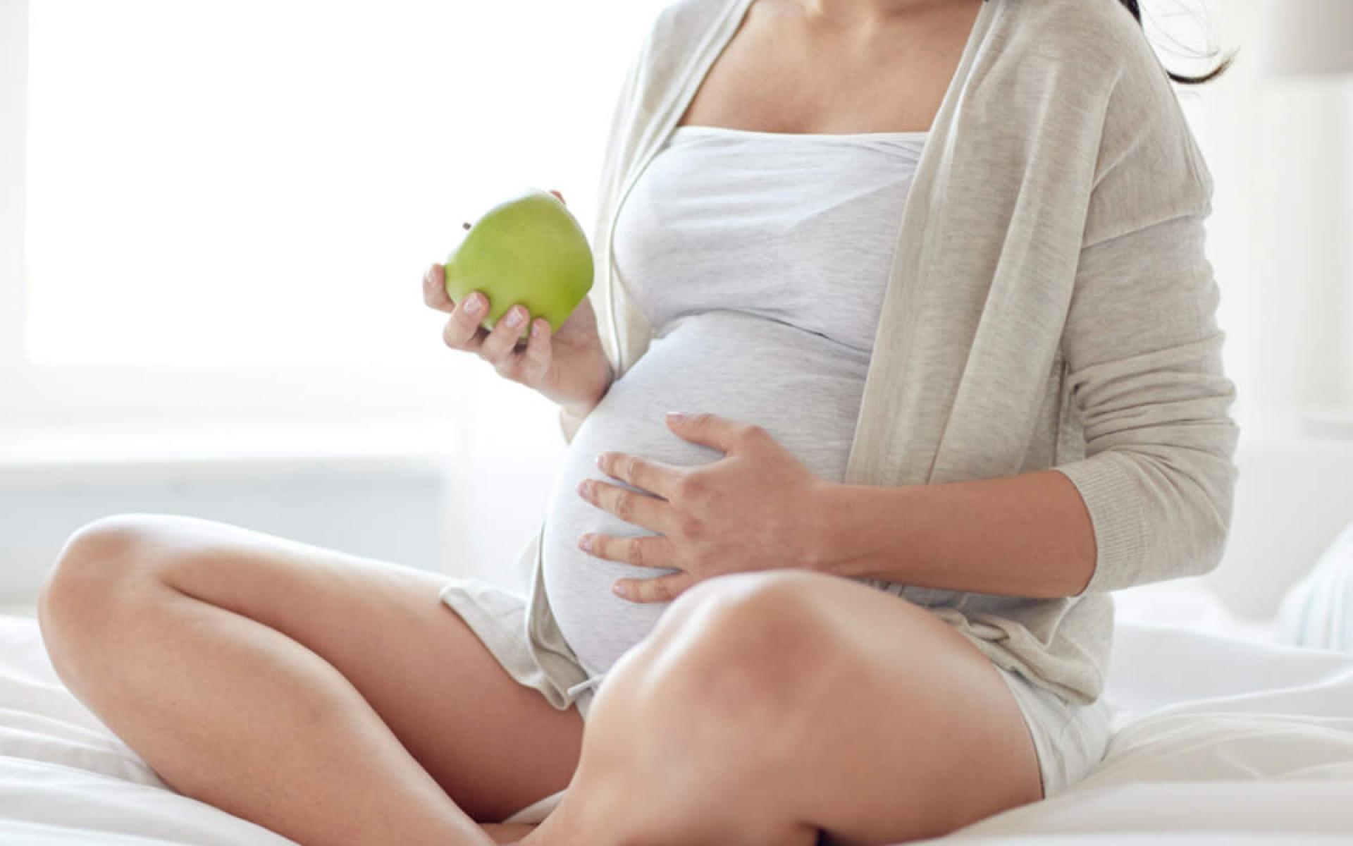 4- التفاح: التفاح يمكن أن يقلل من خطر إصابة الطفل بالرّبو، والحساسية، كما تعد هذه الفواكة غنية بالفيتامينات؛ التّي تساعد على نمو الجنين؛ مثل: البوتاسيوم، وفيتامين أ، وج.