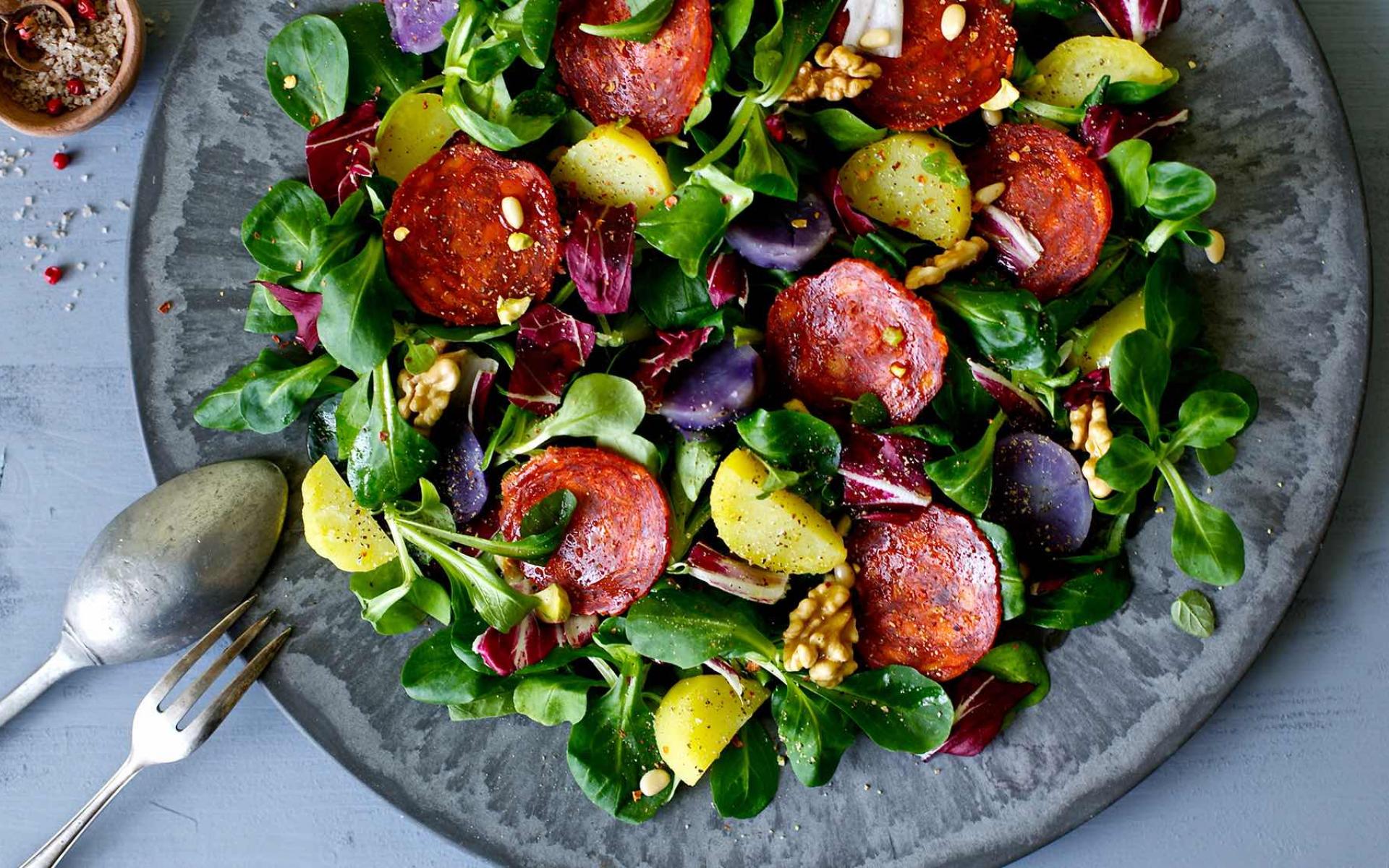 1- السلطة: استعمل أوراق السبانخ بدلاً من الخس لتحصل على مزيد من الحديد في السلطة، خاصة أن مكوناتها الأخرى غنية بفيتامين "سي" مثل الطماطم (البندورة) والليمون (الحامض), إذا لم يتوفر السبانخ احرص على إضافة الشمندر (البنجر) إلى السلطة.